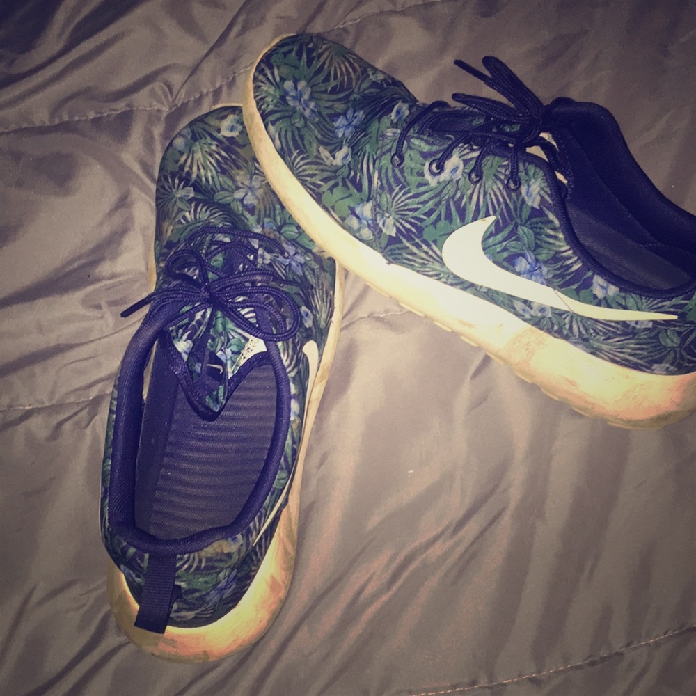 Floral Nike roshes.